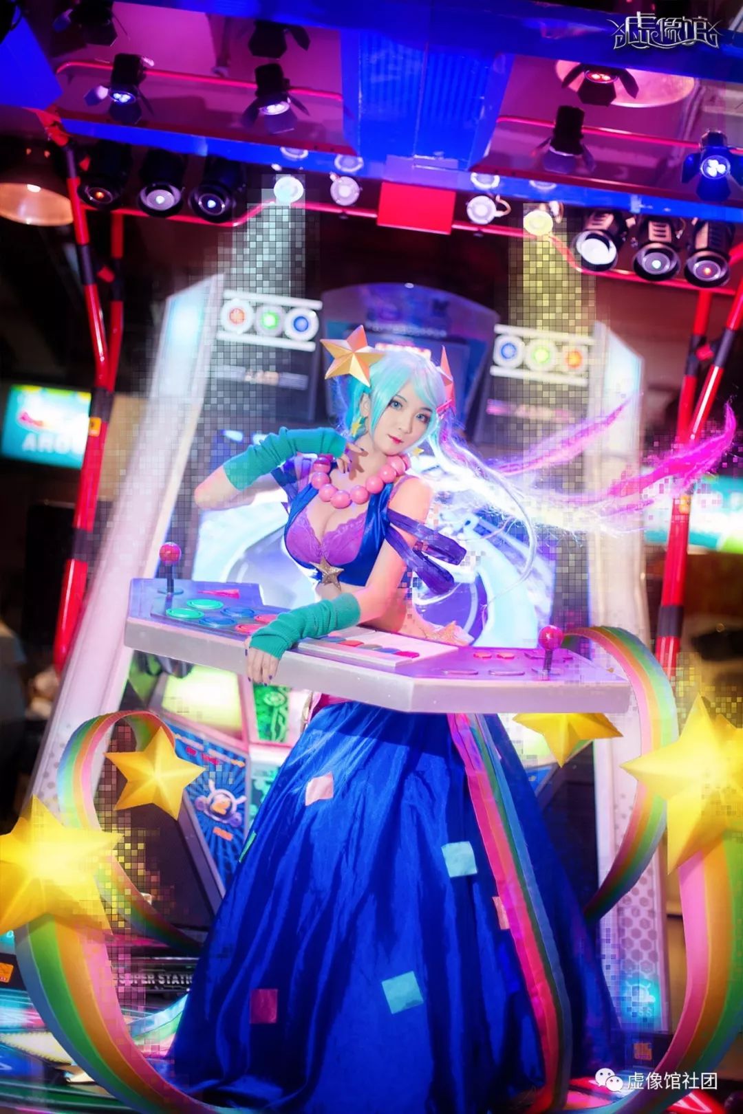 震惊！三位电玩小姐姐称霸整间游戏机室