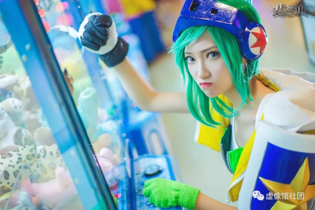 震惊！三位电玩小姐姐称霸整间游戏机室