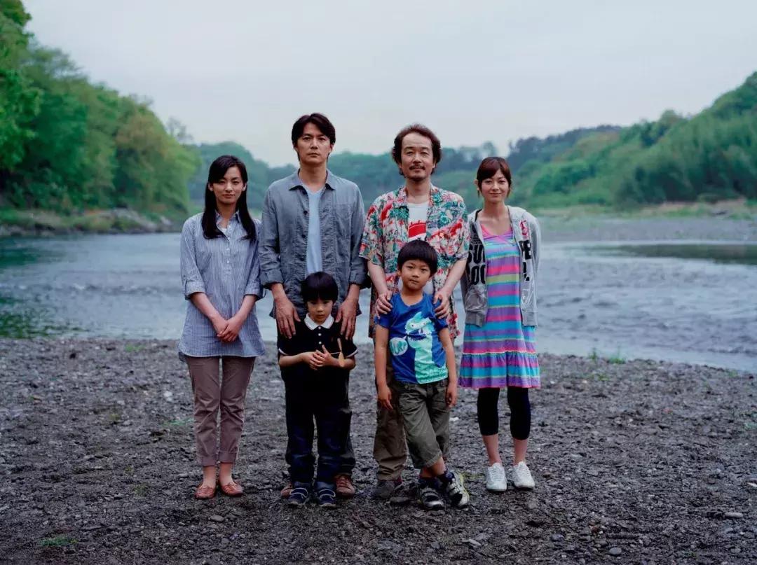 刚刚结束的戛纳电影节,日本导演是枝裕和《小偷家族》斩获金棕榈