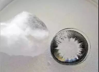 警惕来路不明的美瞳暗藏风险,99%都不知道的美瞳的危害