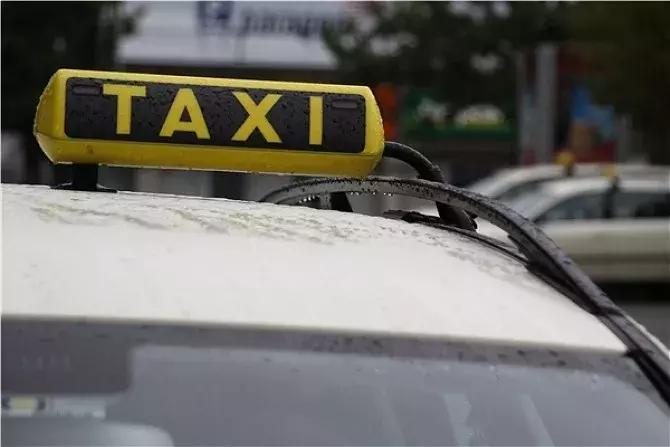 女子深夜在偏僻处下出租车，这位“的哥”的举动暖哭了！