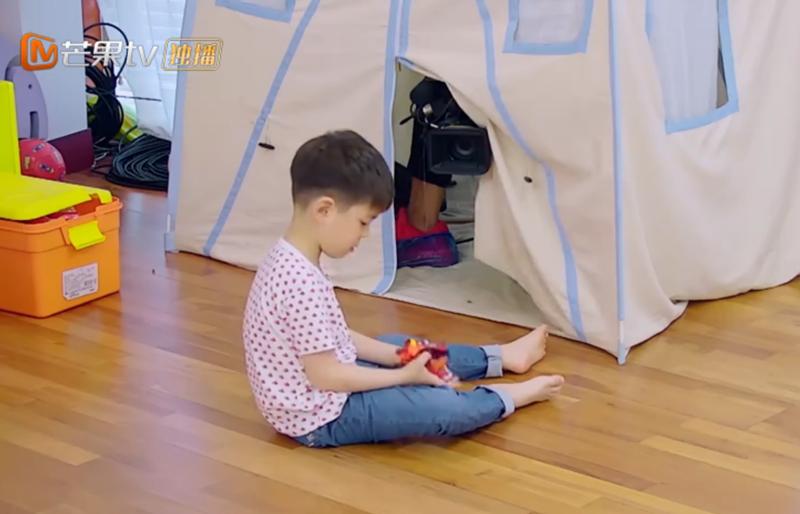 嗯哼对着镜头搞怪,嗯哼摆拍遭路人动手尴尬瞬间