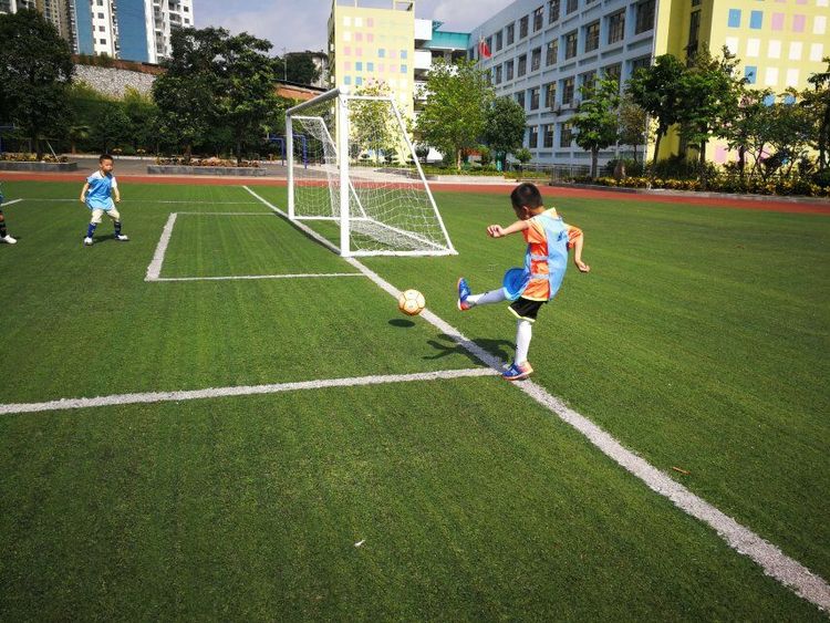 小学校园足球联赛开赛报道,多彩的活动校园足球联赛