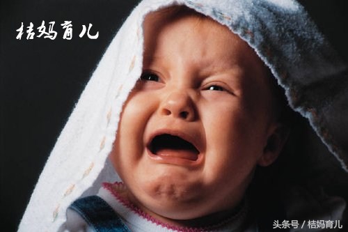 刚满月宝宝睡觉就吓哭,刚满月的宝宝被吓着了