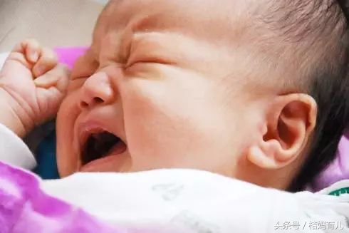 刚满月宝宝睡觉就吓哭,刚满月的宝宝被吓着了