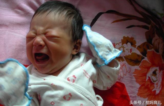 刚满月宝宝睡觉就吓哭,刚满月的宝宝被吓着了