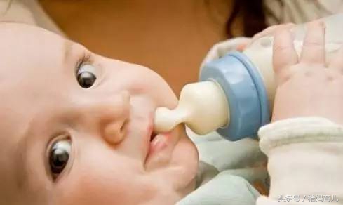 刚满月宝宝睡觉就吓哭,刚满月的宝宝被吓着了