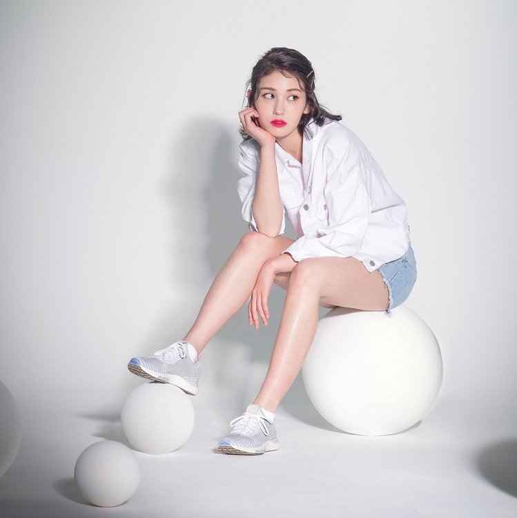 韩*歌国**手Somi为Reebok卖鞋放送美腿让粉丝要*动暴**了！