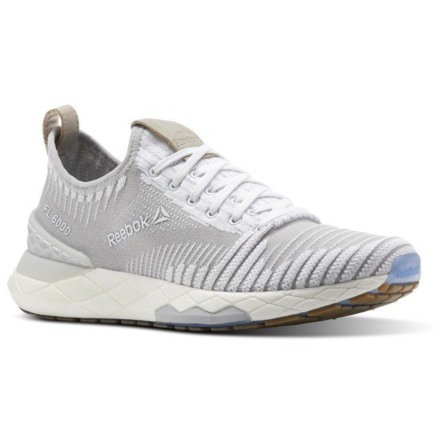 韩*歌国**手Somi为Reebok卖鞋放送美腿让粉丝要*动暴**了！