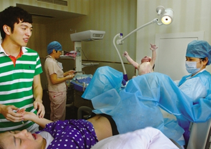 女人怀孕挺着大肚子突然羊水破了,孕妇自己在家洗澡时突然羊水破了