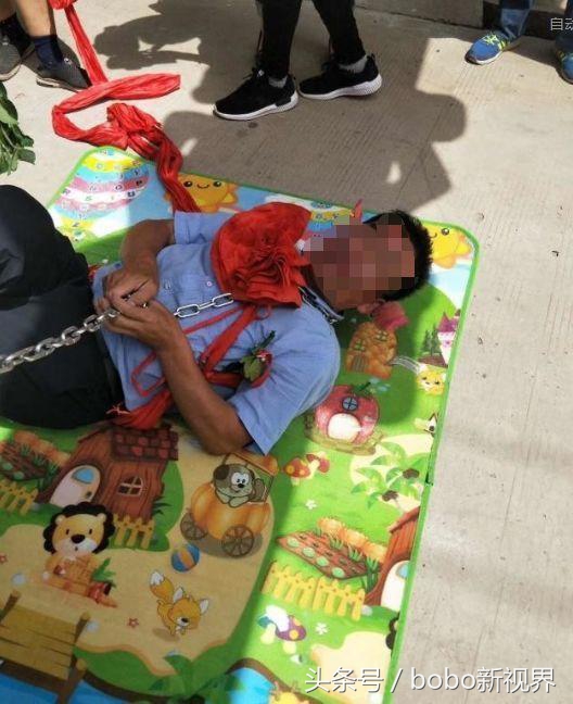 老父亲栓铁链拉车,儿子儿媳坐在婚车里说笑