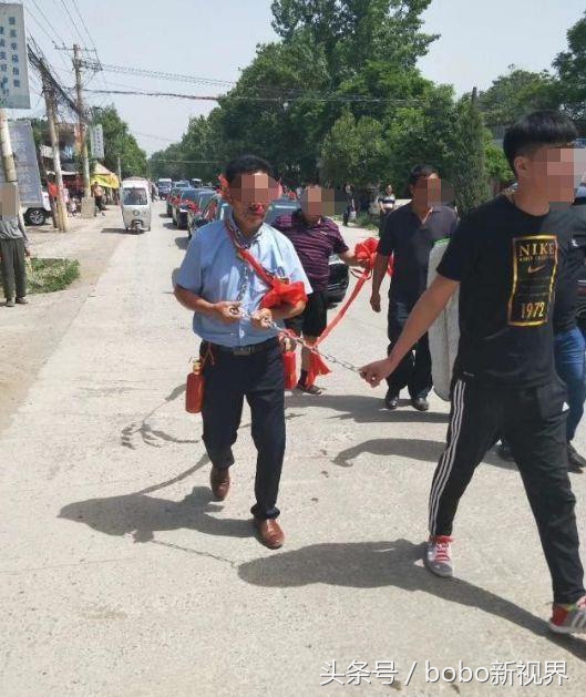 老父亲栓铁链拉车,儿子儿媳坐在婚车里说笑