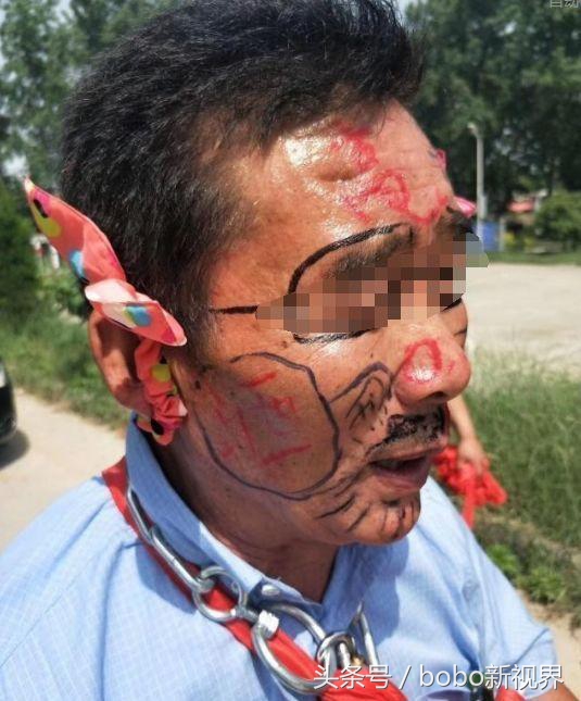 老父亲栓铁链拉车,儿子儿媳坐在婚车里说笑