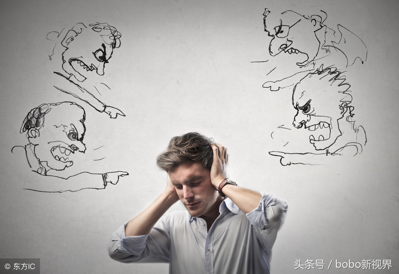 老父亲栓铁链拉车,儿子儿媳坐在婚车里说笑