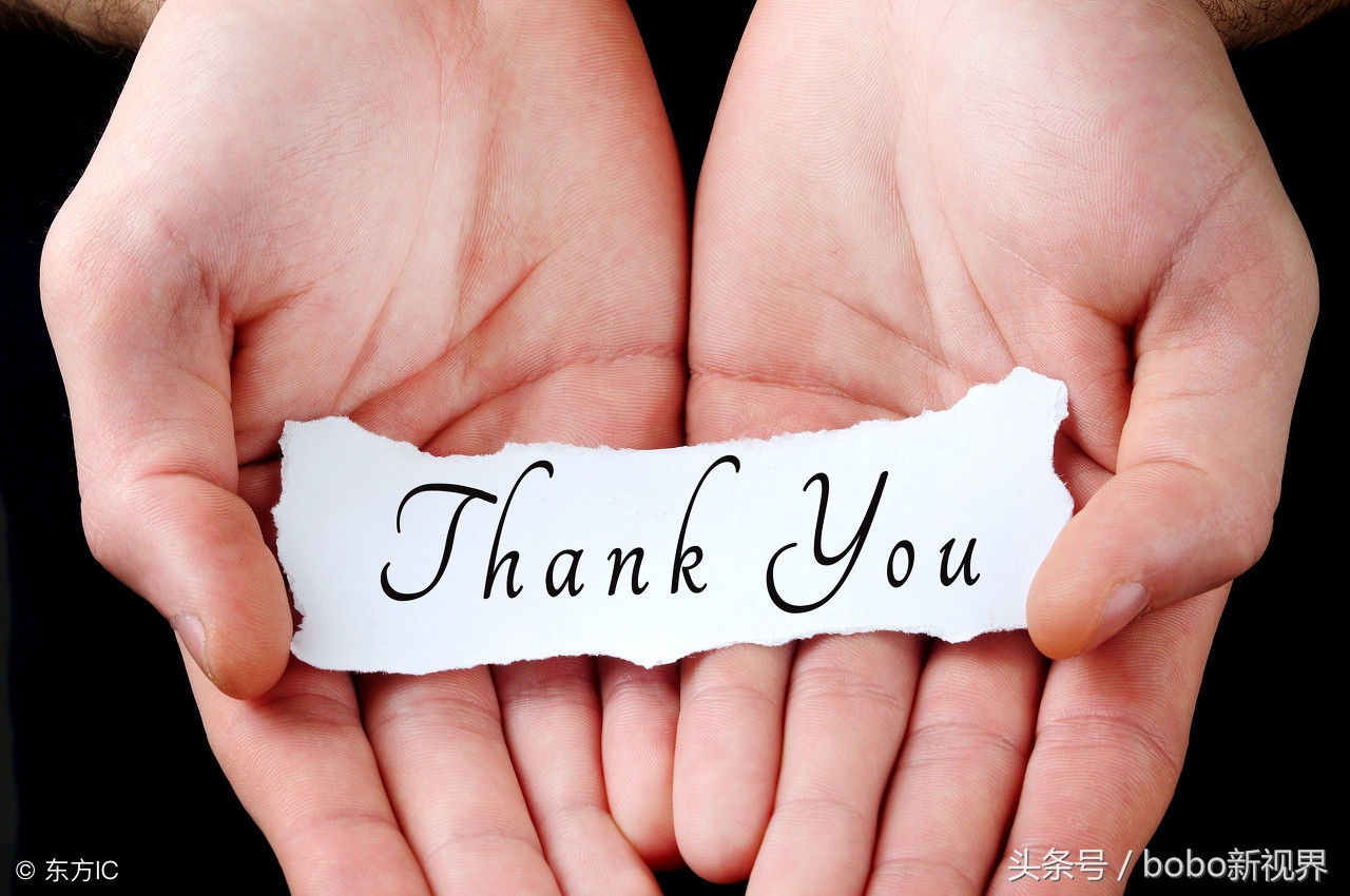 老父亲栓铁链拉车,儿子儿媳坐在婚车里说笑