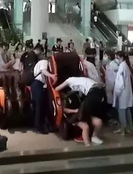 一声惨叫!女子长发被卡在这种按摩椅里……看得头皮发麻!