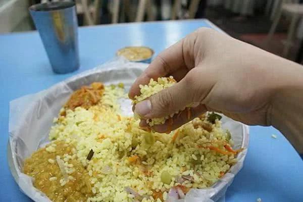 印度的习俗简直辣眼睛，孩子被活埋祭祀，父母却以此为荣