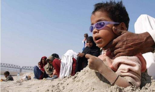 印度的习俗简直辣眼睛，孩子被活埋祭祀，父母却以此为荣