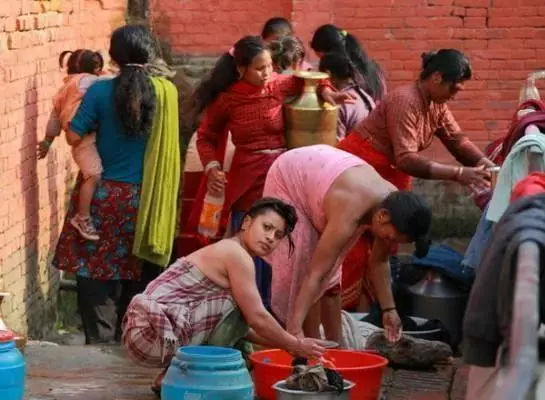 印度的习俗简直辣眼睛，孩子被活埋祭祀，父母却以此为荣