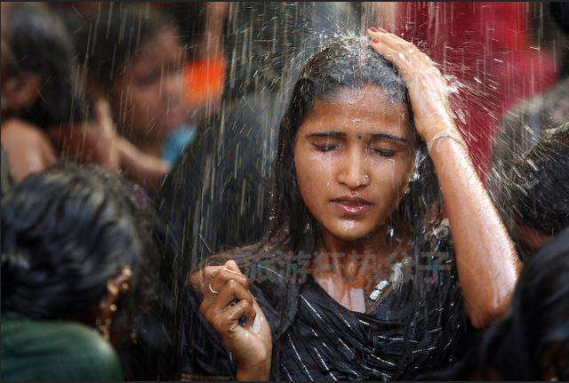印度的习俗简直辣眼睛，孩子被活埋祭祀，父母却以此为荣