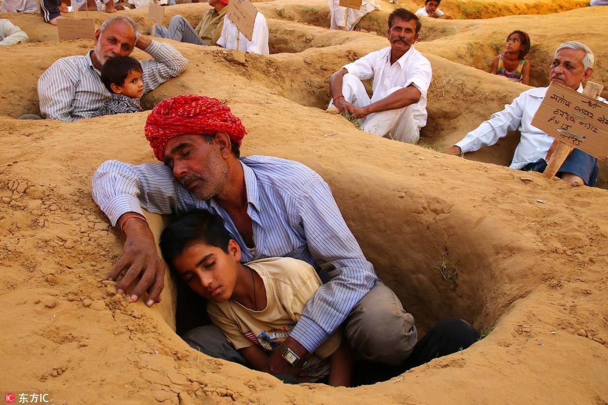 印度的习俗简直辣眼睛，孩子被活埋祭祀，父母却以此为荣