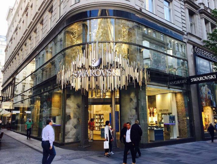 施华洛世奇的水晶和天然水晶相比,施华洛世奇人造水晶值钱吗