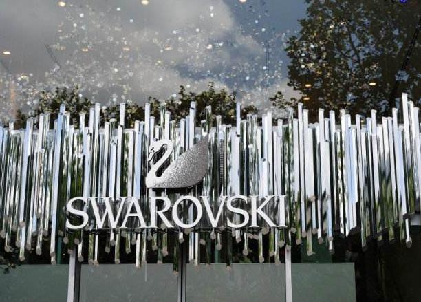 施华洛世奇的水晶和天然水晶相比,施华洛世奇人造水晶值钱吗