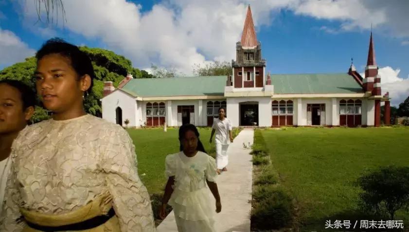 去了夏威夷才知道女人不用穿bra,去了斐济才知道，男人不爱穿裤子