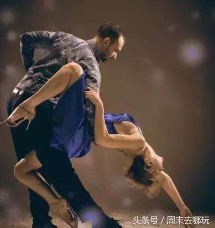 去了夏威夷才知道女人不用穿bra,去了斐济才知道，男人不爱穿裤子