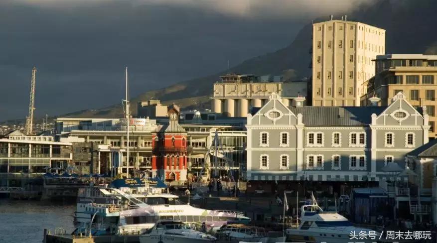 去了夏威夷才知道女人不用穿bra,去了斐济才知道，男人不爱穿裤子