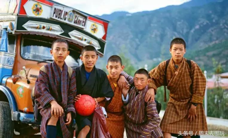 去了夏威夷才知道女人不用穿bra,去了斐济才知道，男人不爱穿裤子