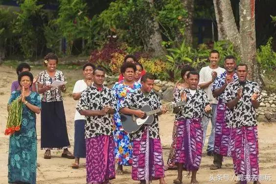 去了夏威夷才知道女人不用穿bra,去了斐济才知道，男人不爱穿裤子