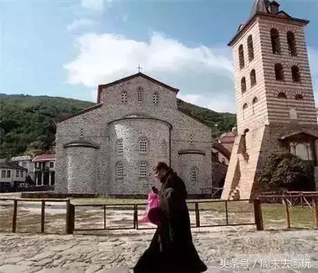 去了夏威夷才知道女人不用穿bra,去了斐济才知道，男人不爱穿裤子