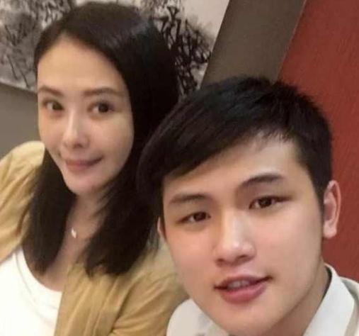 曾一线女星，因感情受挫五年吸毒三次，如今出狱找了小奶狗当丈夫