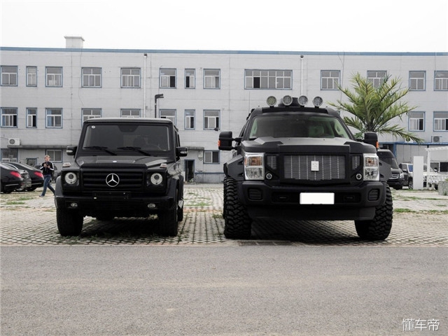 加油站遇到一台狠车,太霸气了,车主:一公里油钱得3块!