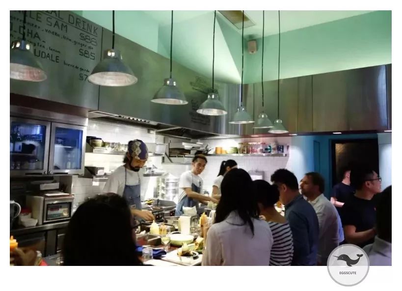 谁说女子不如男？香港女学霸卖包子，70块一个，人们排队抢着买