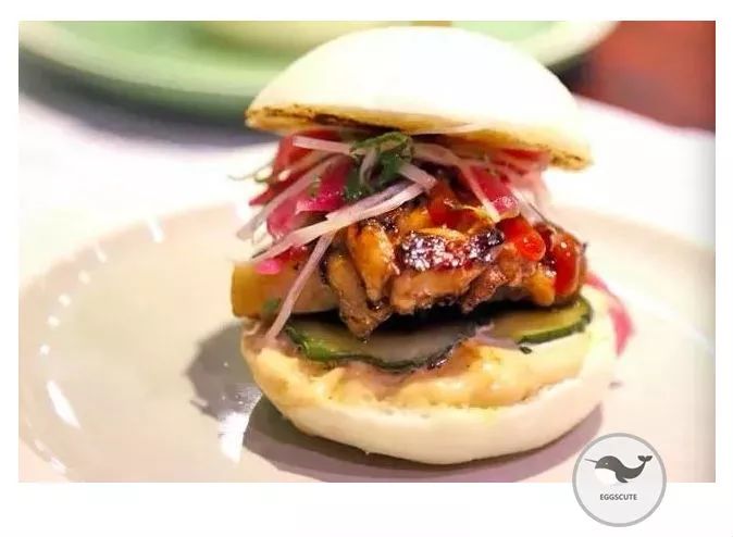 谁说女子不如男？香港女学霸卖包子，70块一个，人们排队抢着买