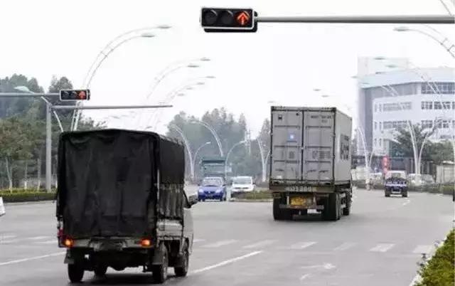 闯红灯过了中线刹停算不算闯红灯,红灯亮起越过或压线是不是闯红灯