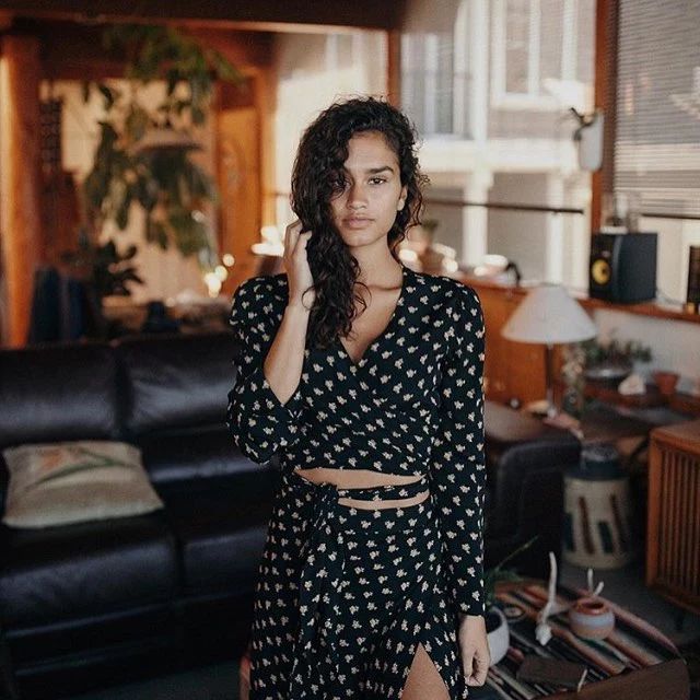 夏天波点荷叶领上衣怎么搭配,夏天波点衫怎么搭配