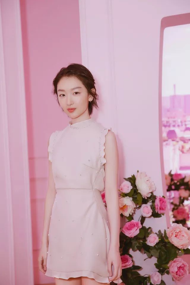 周冬雨蜡像上海杜莎巡展,周冬雨蜡像衣服