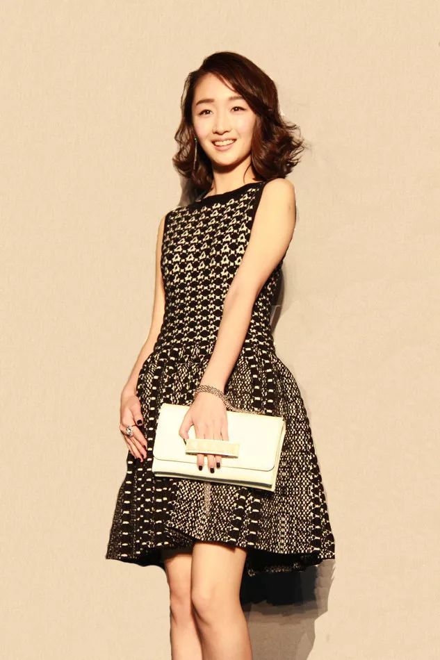 周冬雨蜡像上海杜莎巡展,周冬雨蜡像衣服