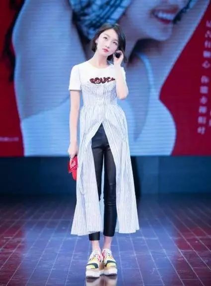 周冬雨蜡像上海杜莎巡展,周冬雨蜡像衣服