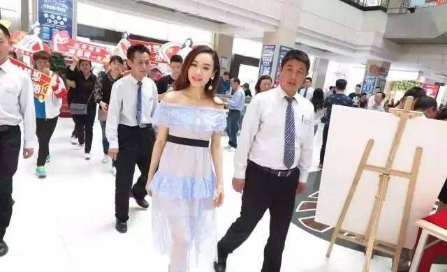 交往过40多个男朋友的女明星,和男友相恋6年多的女明星