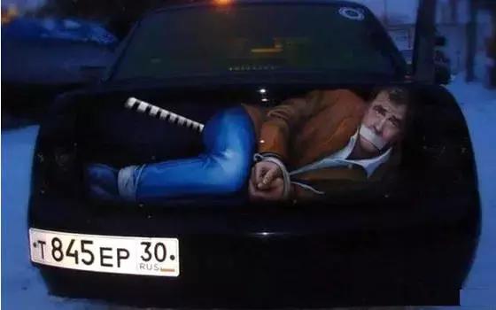 给刚买的新车贴上3D车贴，分分钟成为交警眼中钉！