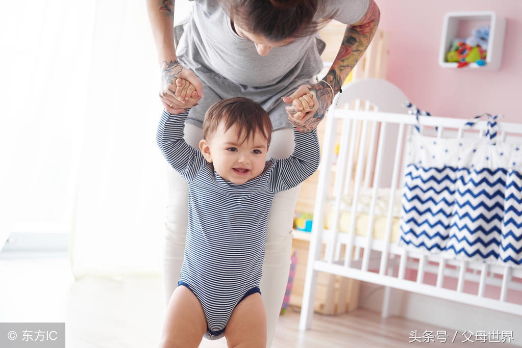 宝宝学走路怎么拉住他的手,宝宝学走路手为什么要举起来