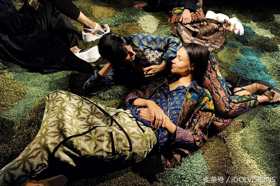 《Dries》：“他的秀不仅是在看衣服，更是寻找一种生活方式”