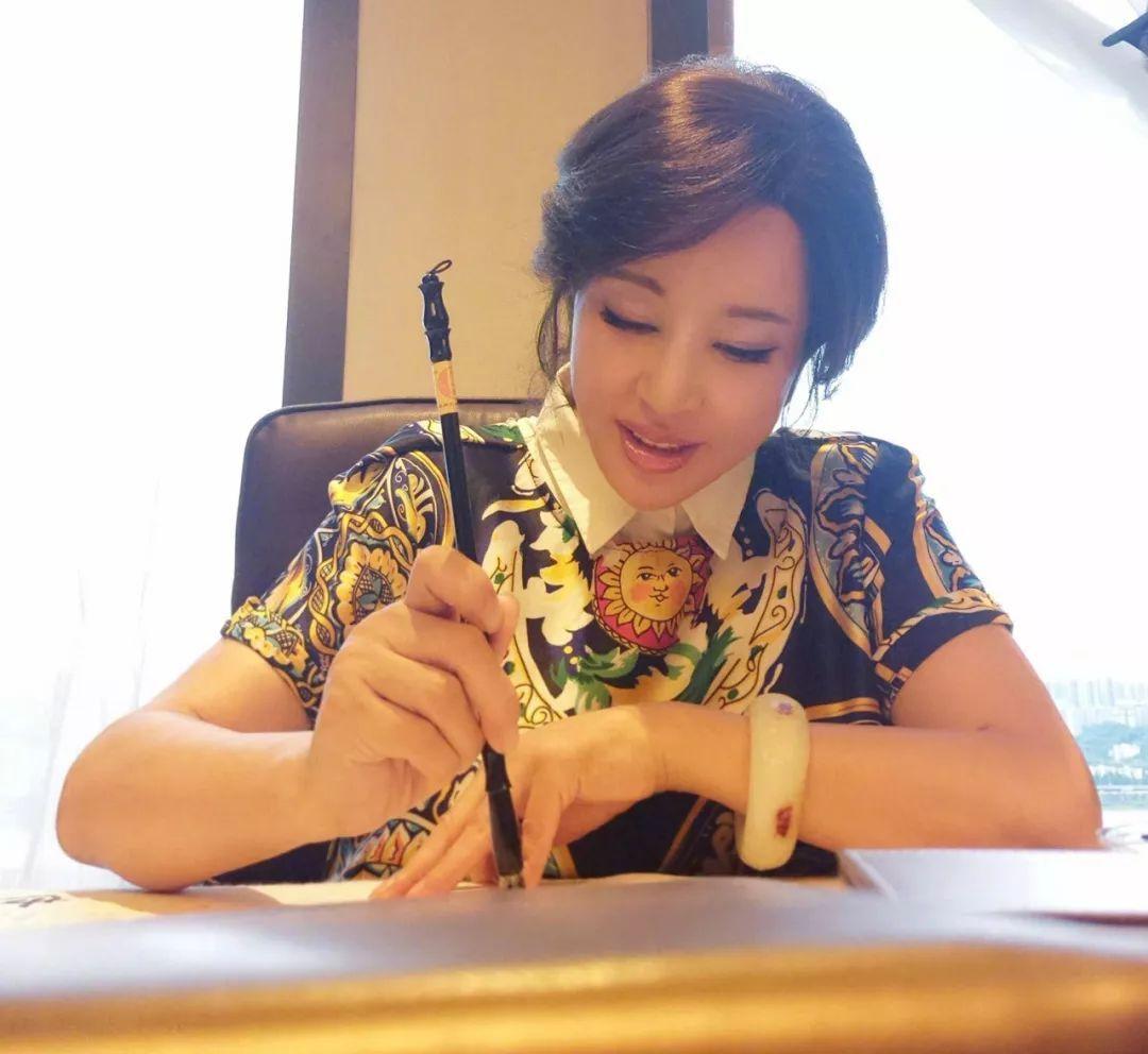 40岁的刘晓庆近况,刘晓庆现在的近照图文