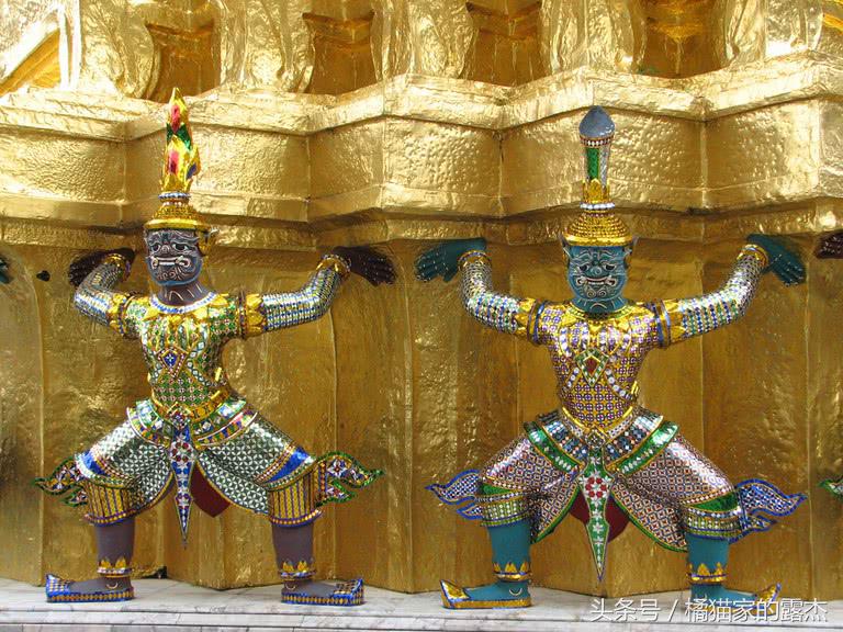泰国这座寺庙，佛像居然是翡翠的！还不能让人触摸？