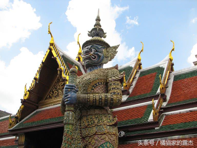 泰国这座寺庙，佛像居然是翡翠的！还不能让人触摸？