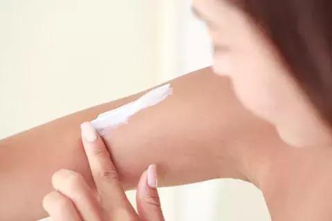 鸡皮肤夏天怎么遮盖鸡皮肤,鸡皮肤不敢穿短袖怎么办